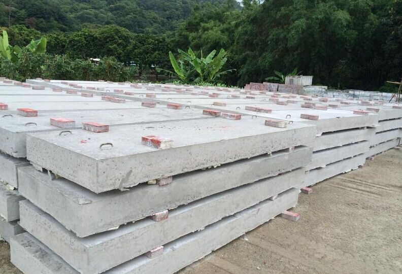 鋼筋混凝土蓋板模具澆筑水泥蓋板時(shí)應(yīng)使用哪種級別的鋼筋？